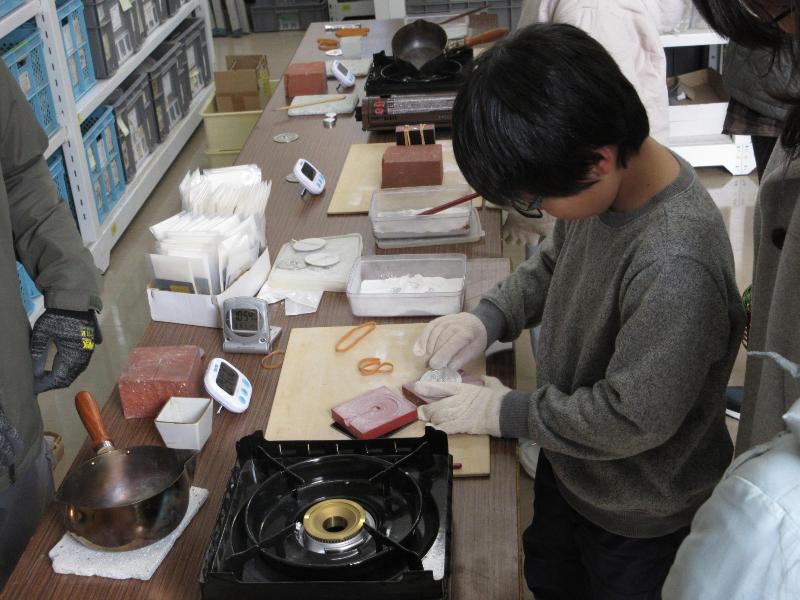 鋳造体験（鏡づくり）の様子