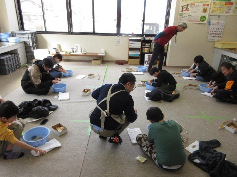 勾玉づくり体験の様子