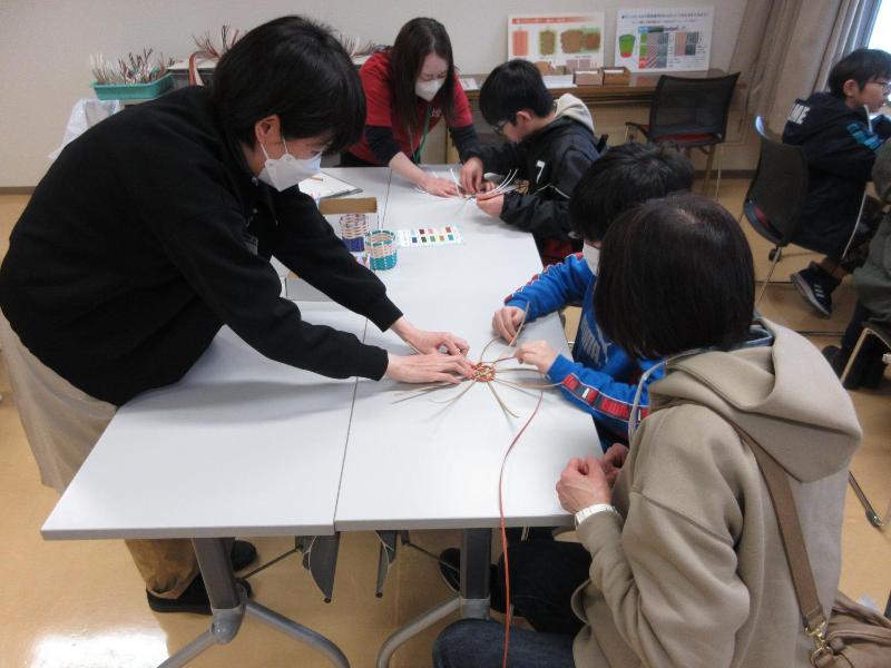 かごづくりの様子