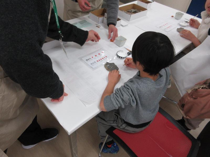出土品整理体験（土器に筆で字を書く体験）注記