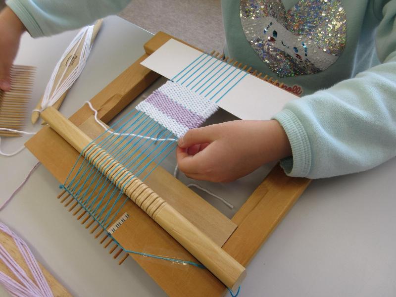 はたおり体験の様子