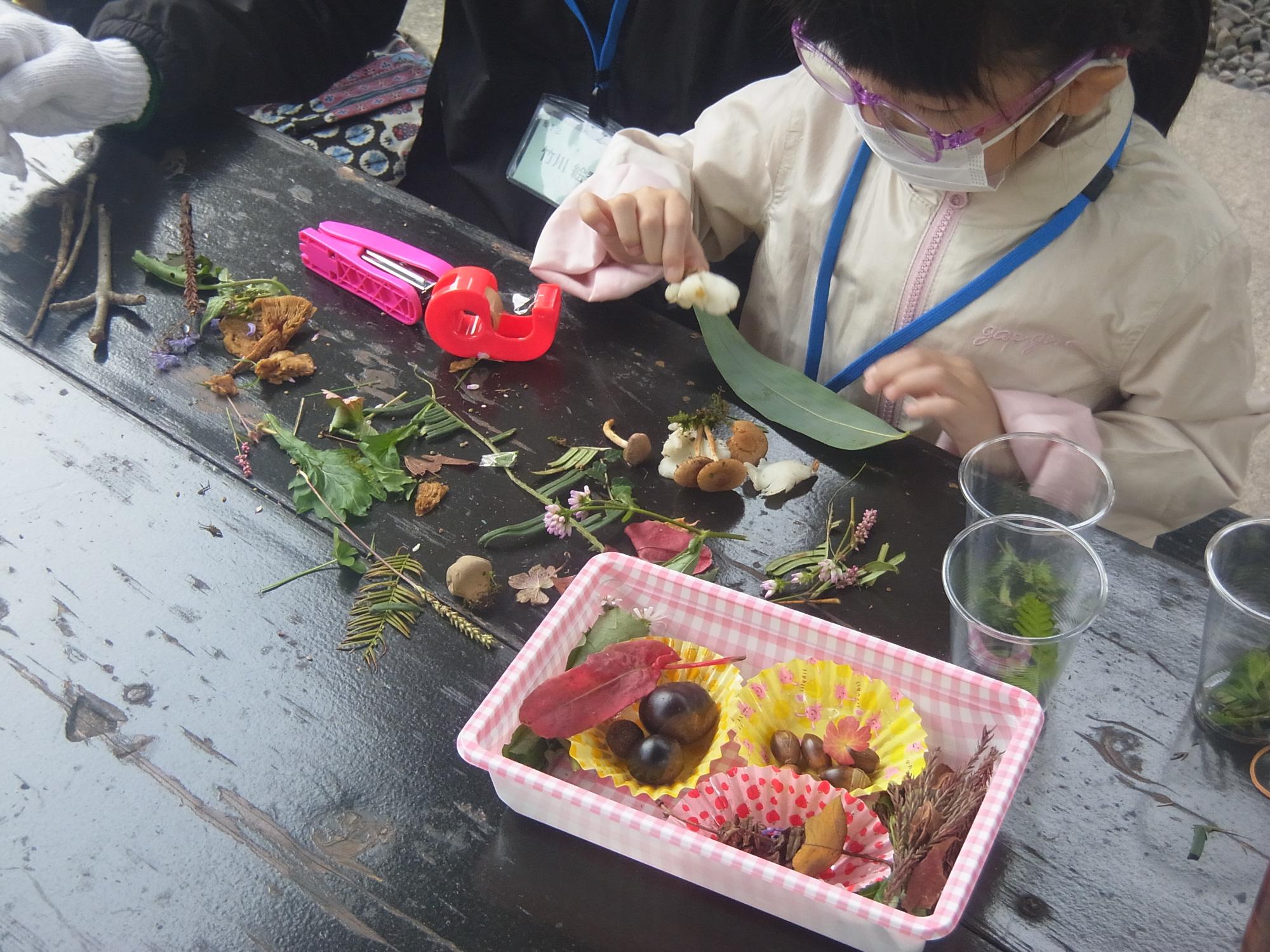 野外炊さん場で木の実や葉のお弁当づくり