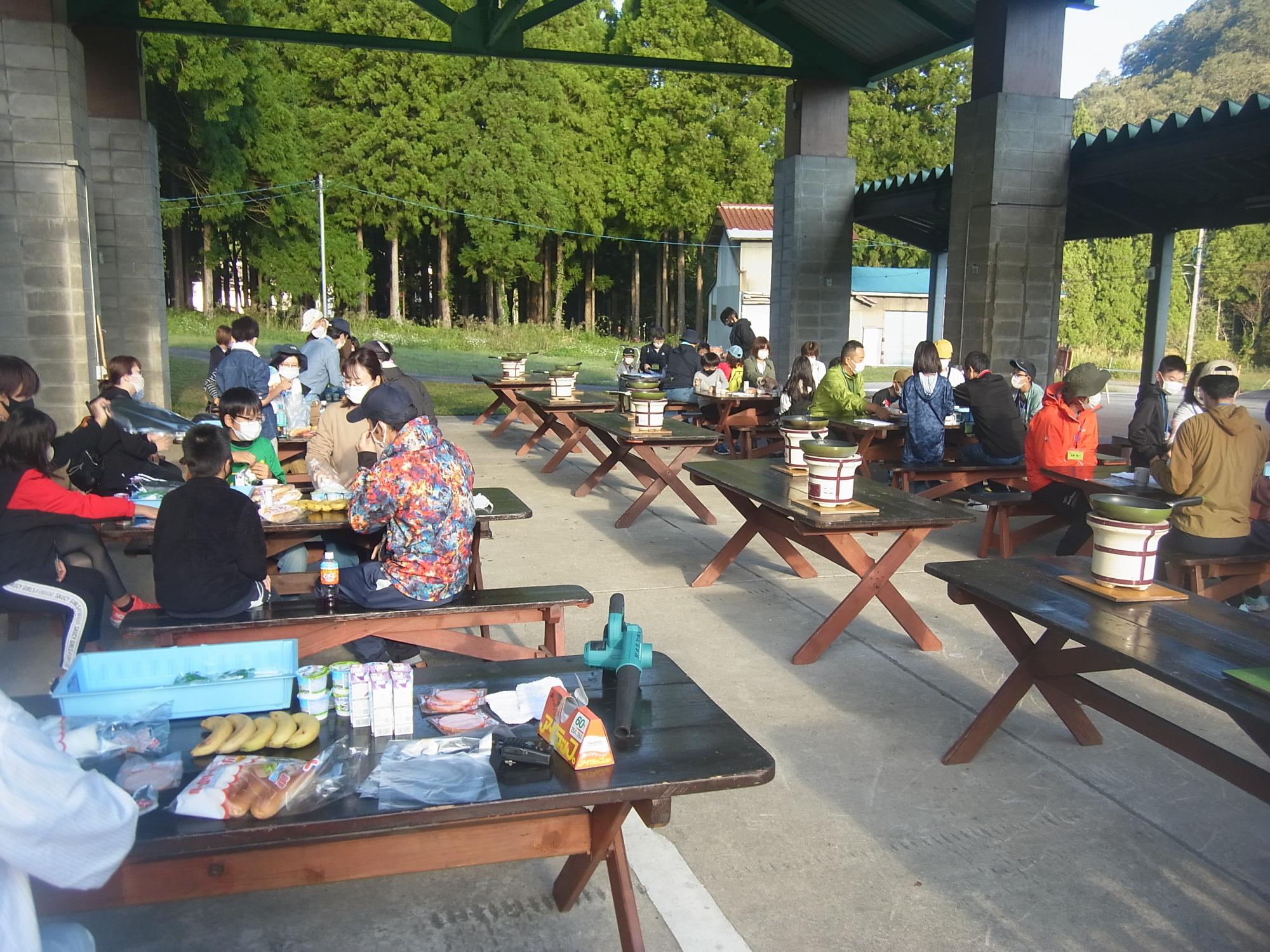 野外炊さん場で朝食