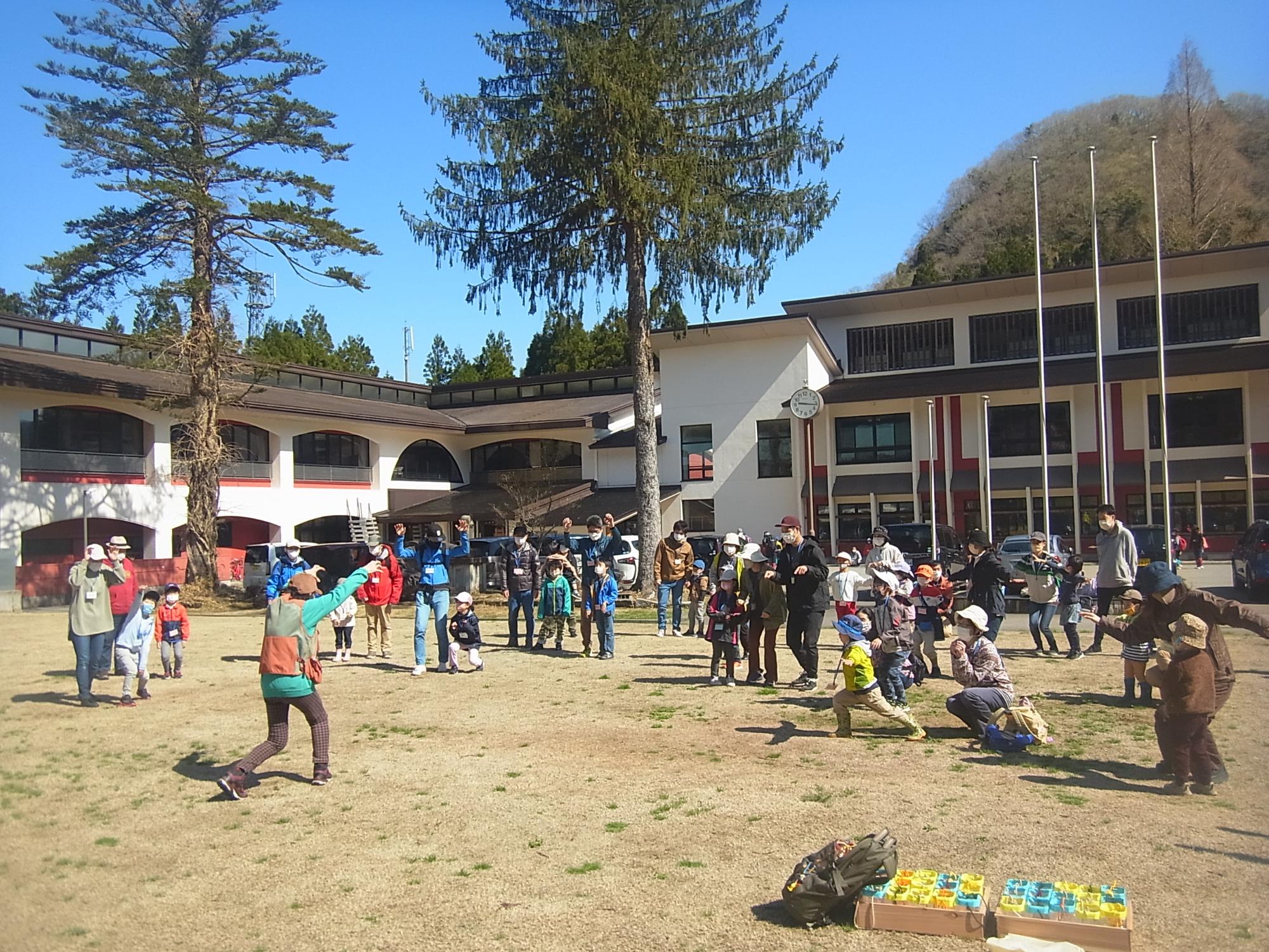 芝生広場でじゃんけんゲーム