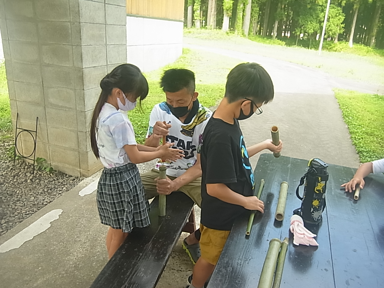 野外炊さん場で竹工作