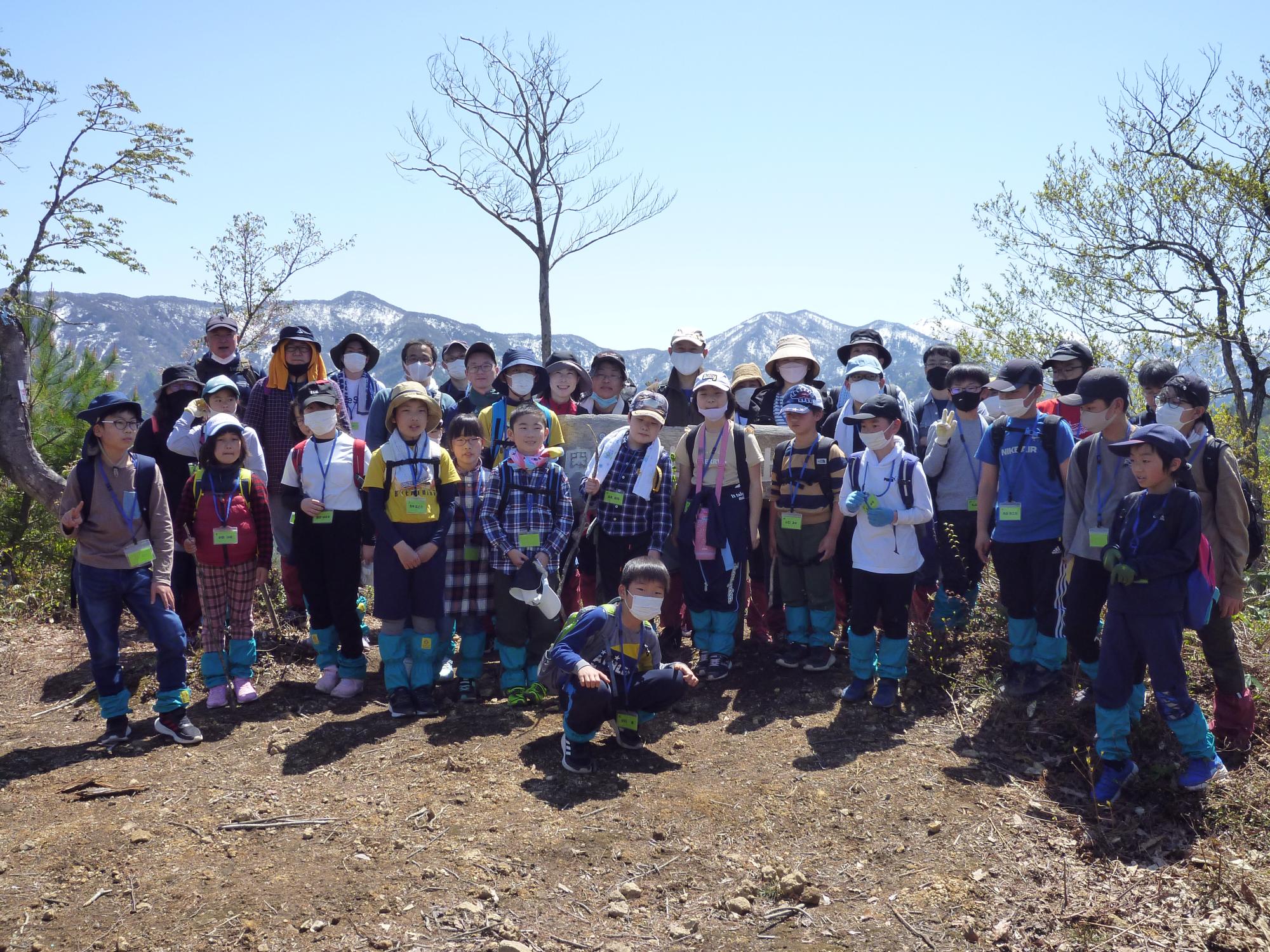 奥城山山頂にて記念撮影