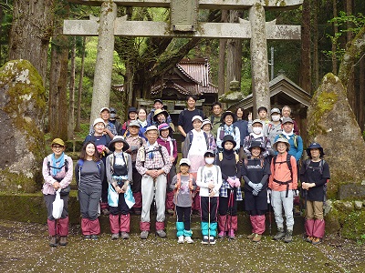 急な上り坂にはロープもあります