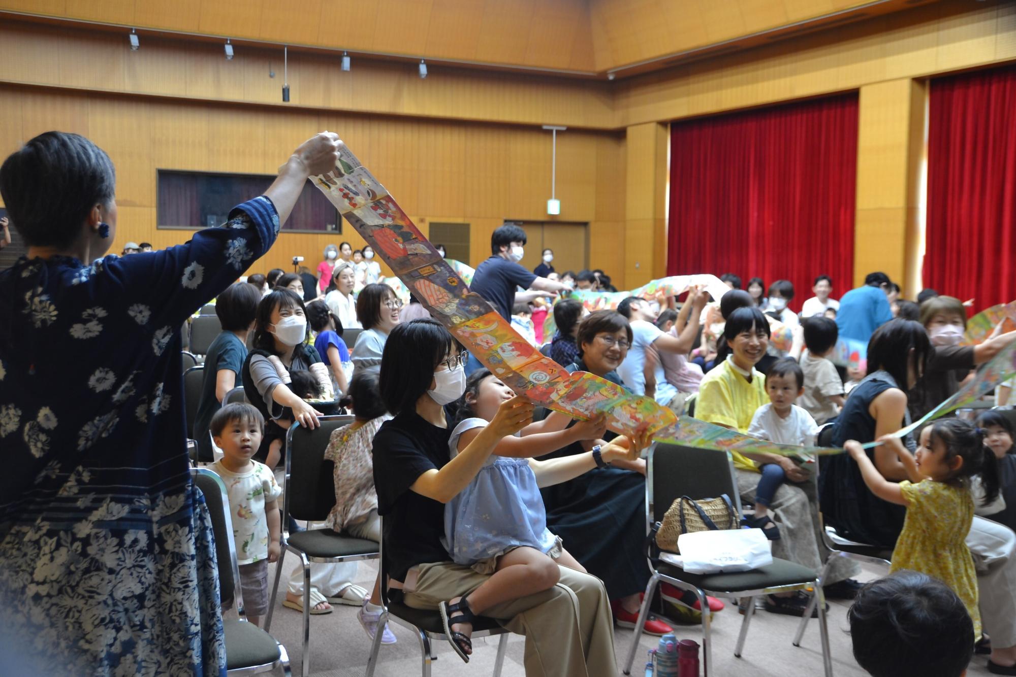 絵巻絵本を会場全体にいきわたらせている写真