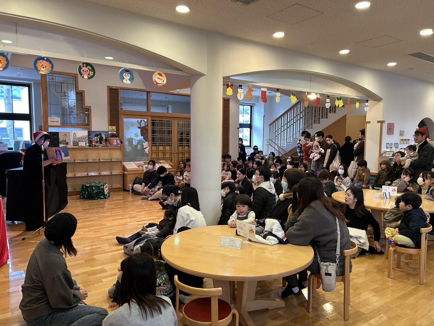 クリスマスおはなし会に参加するたくさんのお客さまの画像