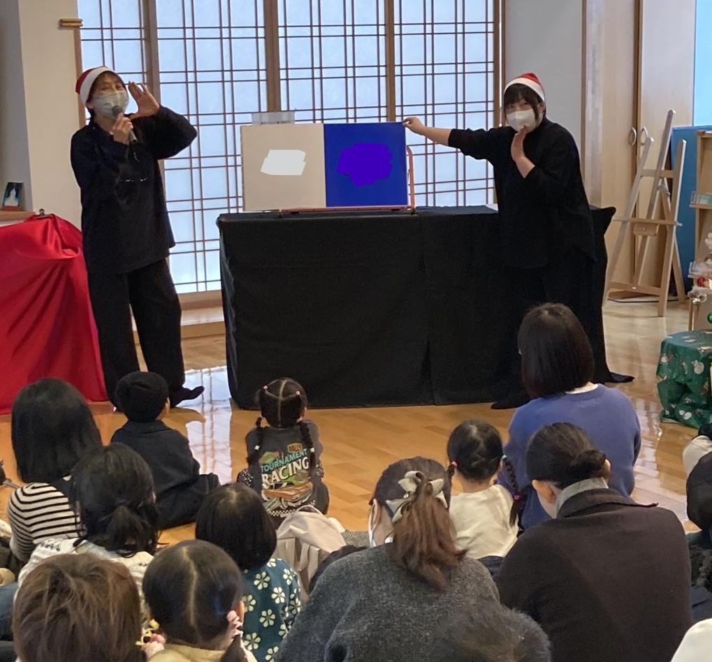 絵本館スタッフが大型絵本を読んでいる画像