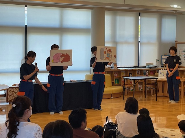 小松市消防団女性分団の方が紙芝居を読んでいる画像