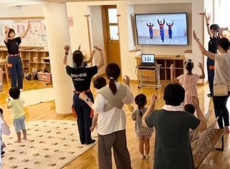 小松市消防団女性分団と参加者がダンスをしている画像