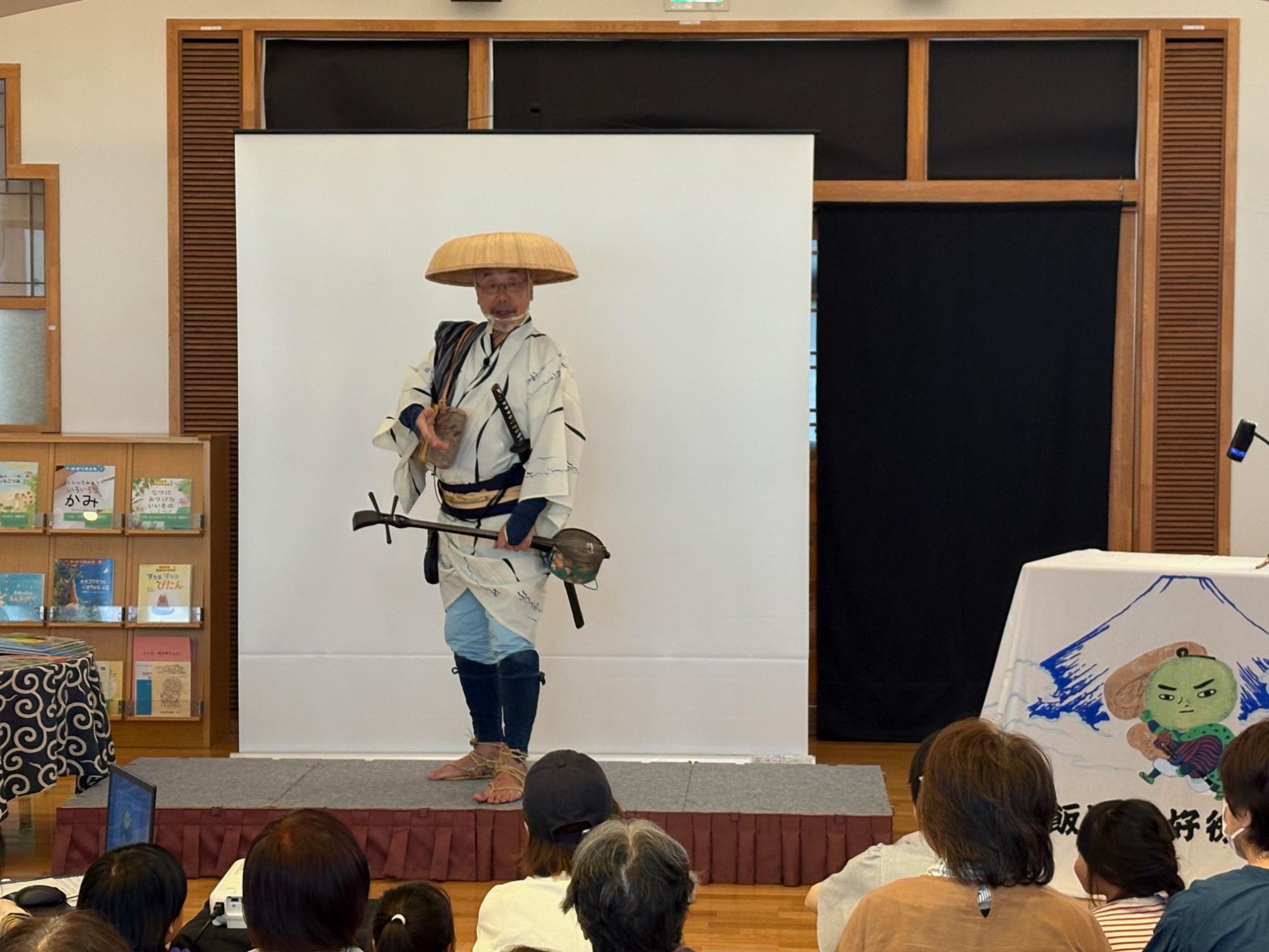 飯野和好先生が股旅姿で登場した画像