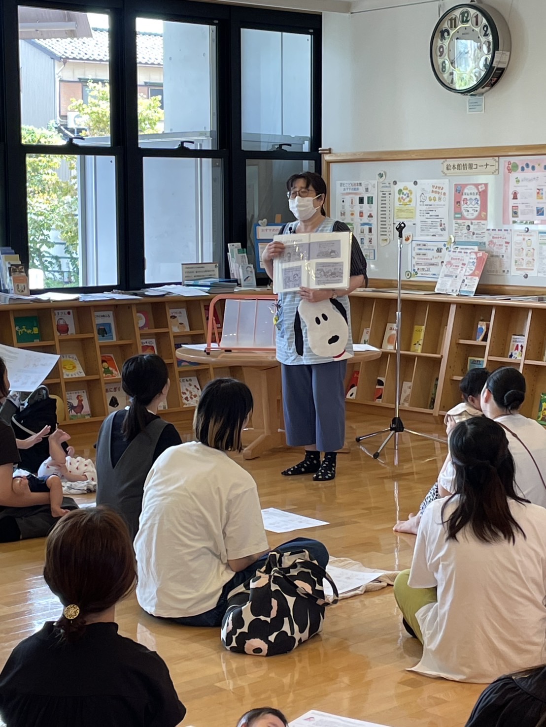 坂本先生がママたちにおはなしをしている画像