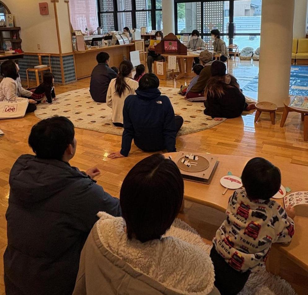 紙芝居を楽しむ家族の画像