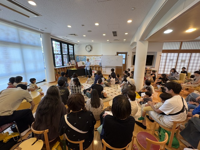 とよたかずひこ絵本ライブとよたかずひこ会場全体の画像