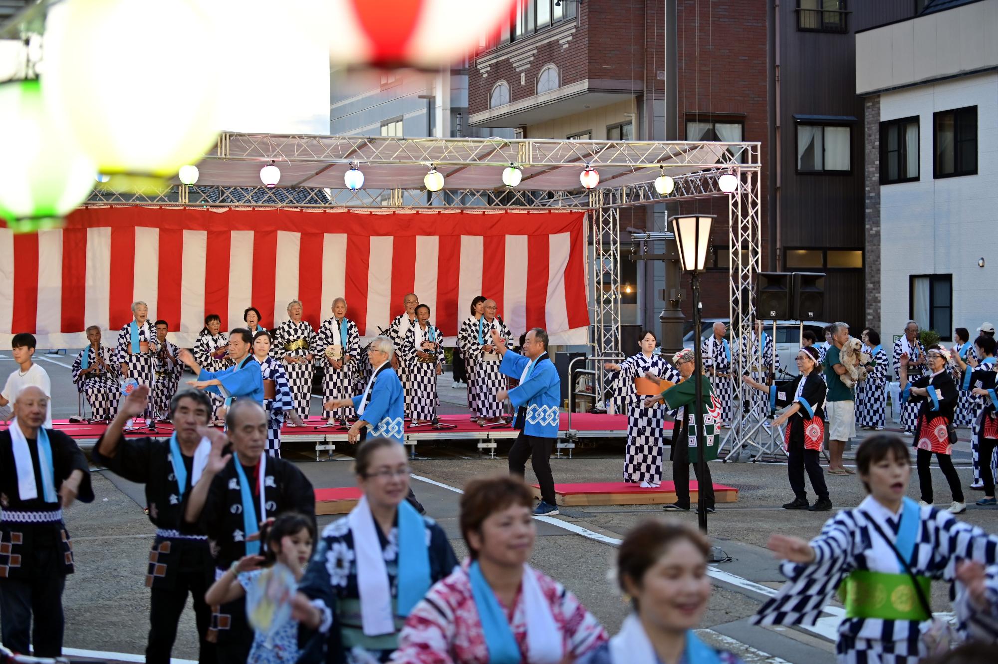 輪踊り大会の様子