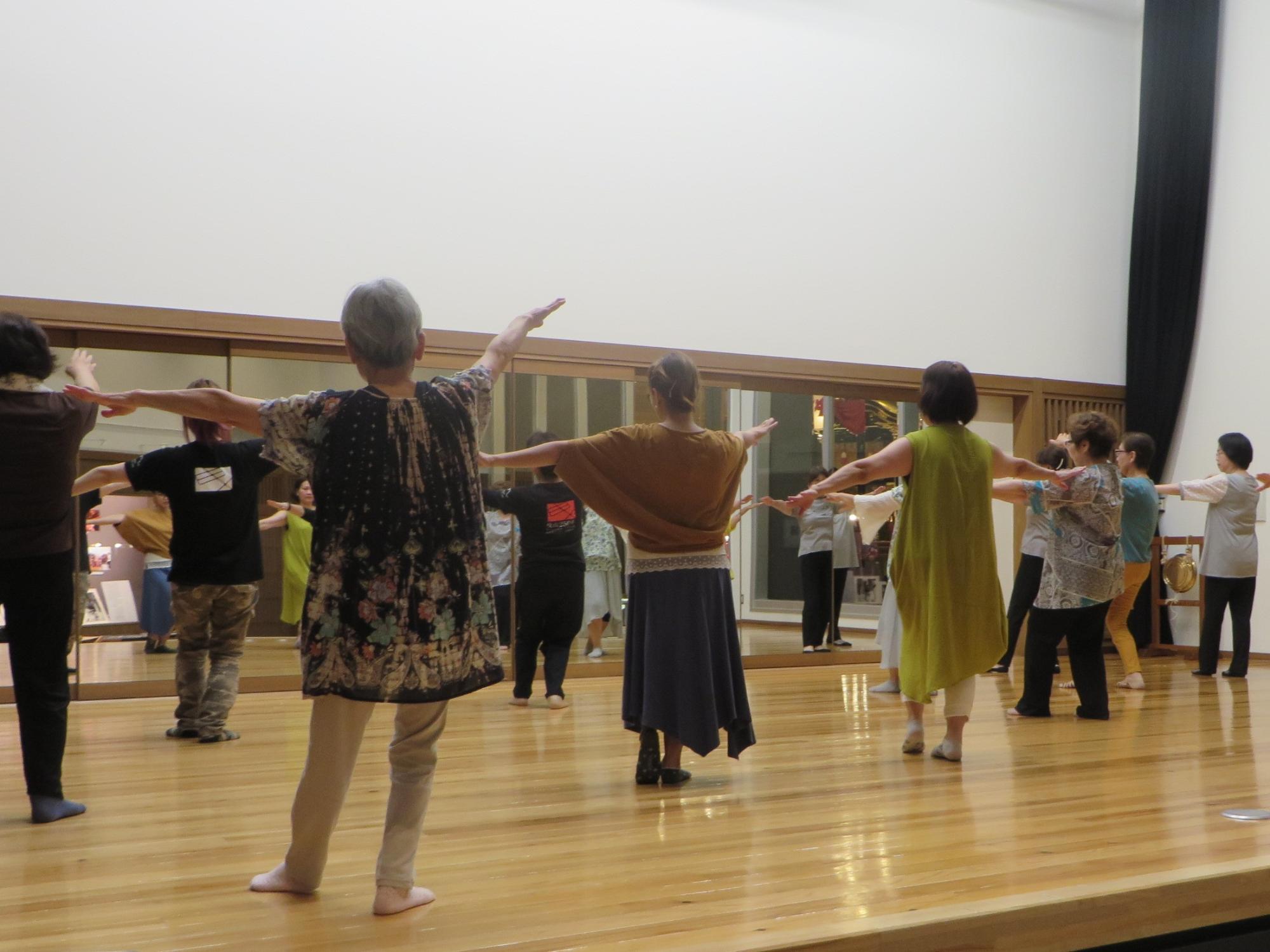 輪踊りお稽古の様子