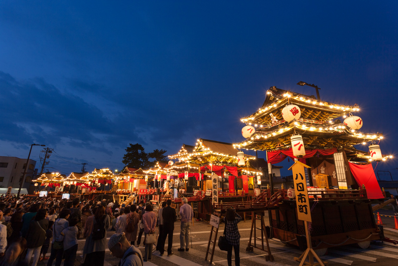曳山曳揃えの様子