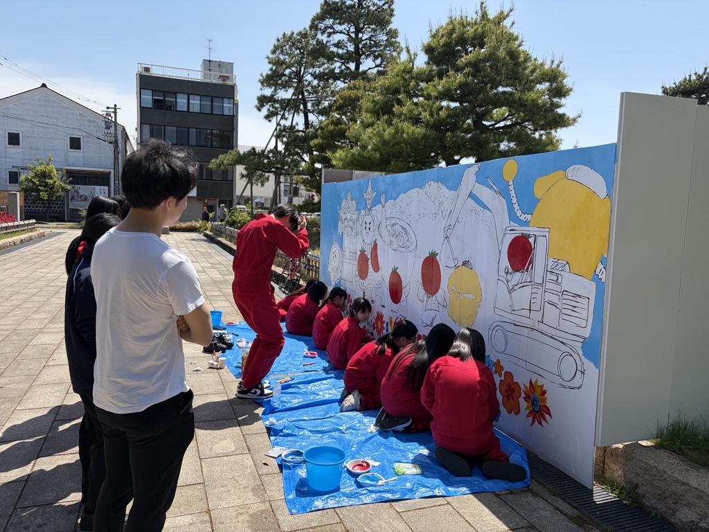 建設予定地の仮囲いアートの様子