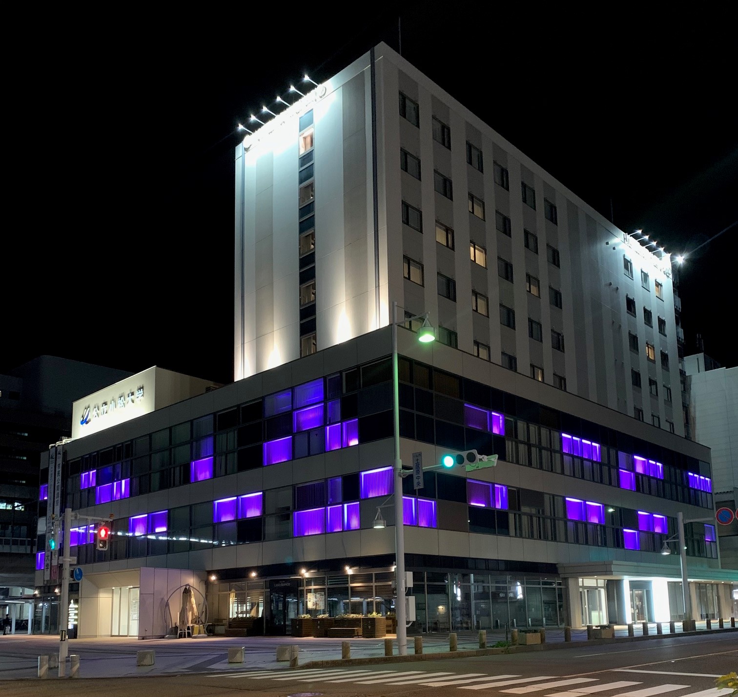 パープルライトアップ（komatsu AxZsquare)